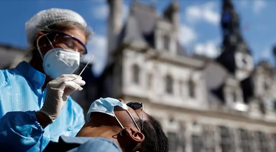 فرنسا توافق على علاج تنتجه أسترازينيكا للمعرضين لخطر مرتفع بالإصابة بفيروس كورونا