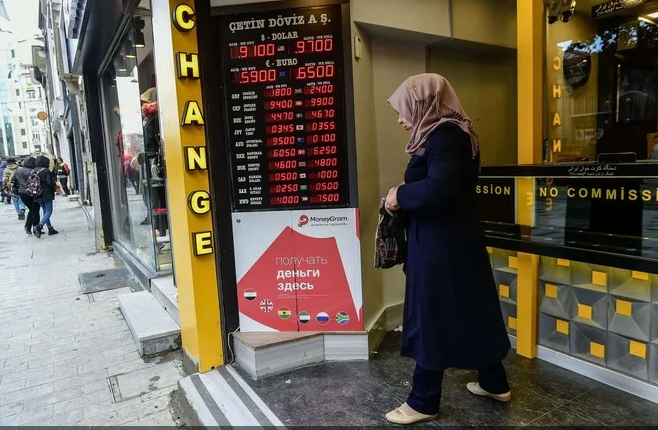 الليرة التركية تواصل التراجع مقابل الدولار بعد قرار المركزي بتثبيت الفائدة