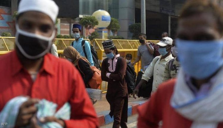 إصابات كورونا في الهند تنخفض من ذروتها وتزايد الدعوات إلى الإغلاق العام