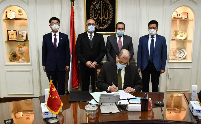 وزير الإسكان وسفير مصر بالصين يشهدان توقيع مذكرة تفاهم لإدارة وتشغيل منطقة الأعمال المركزية