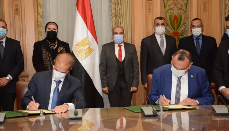 وزيرا التجارة والإنتاج الحربي يشهدان توقيع اتفاقية مع MCV لتصنيع مشترك للأتوبيسات الكهربائية