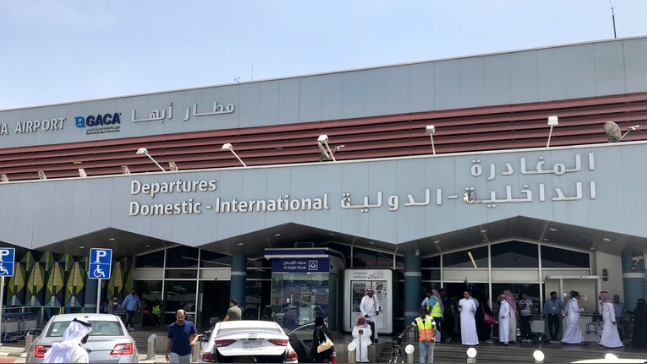السعودية تعلن السيطرة على حريق نتيجة هجوم شنه الحوثيون على مطار أبها