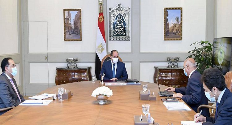 الرئيس اليسيسي خلال الاجتماع مع مدبولي والوزير