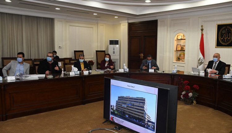 وزير الإسكان يستعرض التصميمات المقترحة لتطوير جراج الأوبرا والمبنى الإداري لمحافظة القاهرة