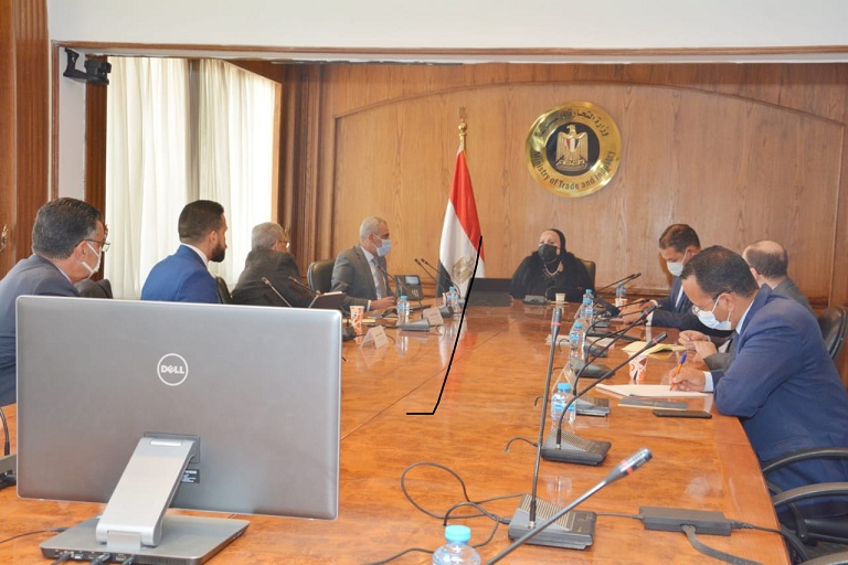 وزيرة الصناعة تستعرض سبل تنمية الحرف اليدوية وزيادة تنافسية المنتج المصري