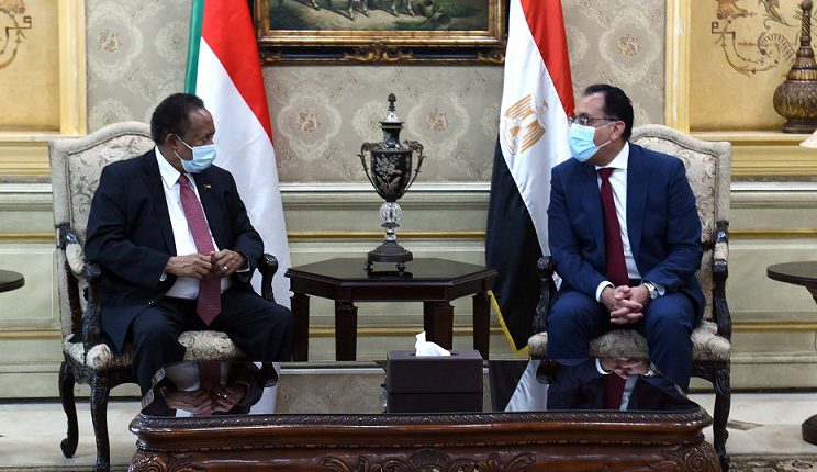 رئيس الوزراء يبحث مع نظيره السوداني تفاصيل التعاون القائم بين البلدين