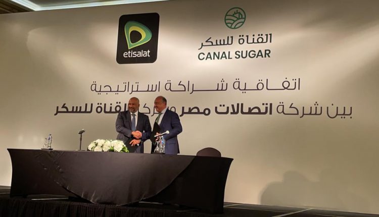 اتصالات مصر والقناة للسكر يوقعان اتفاقية لتقديم خدمات الدفع الإلكتروني للمزارعين