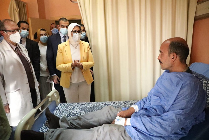 وزيرة الصحة تزور مصابي حادث قطار طوخ