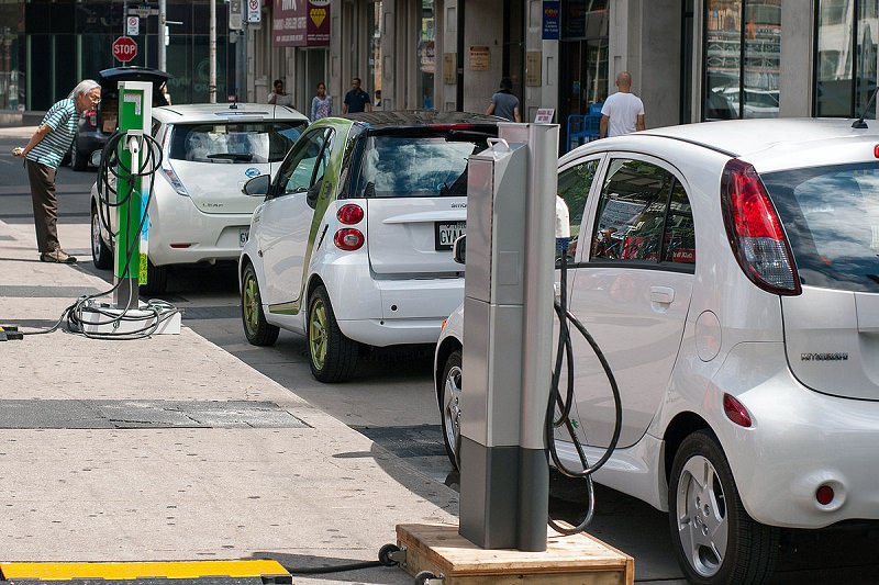 المفوضية الأوروبية تقترح استمرار تعليق رسوم السيارات الكهربائية مع بريطانيا