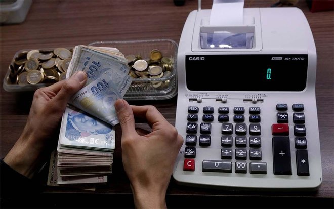 الليرة التركية تعمق خسائرها وتلامس مستوى 20.2 مقابل الدولار