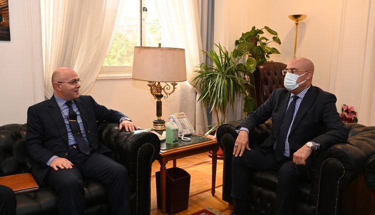 وزير الإسكان يلتقى السفير المغربي بالقاهرة لبحث سبل دعم وتعزيز الاستثمارات المتبادلة بين البلدين