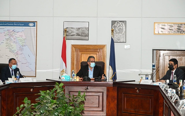وزير السياحة والآثار الدكتور خالد العناني خلال اجتماع اللجنة