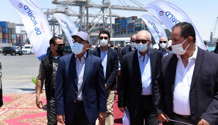 رئيس الوزراء يتفقد أعمال التطوير الجاري تنفيذها بميناء السخنة بتكلفة 20 مليار جنيه