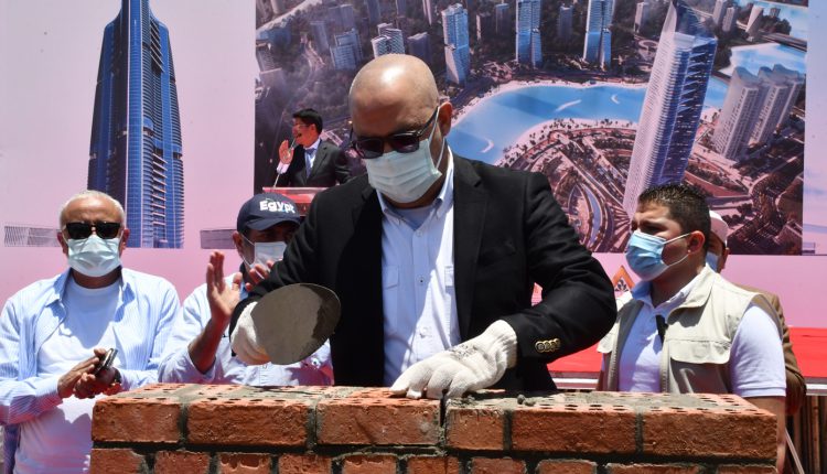 وزير الإسكان يضع حجر الأساس لمشروع أبراج الداون تاون بمدينة العلمين الجديدة
