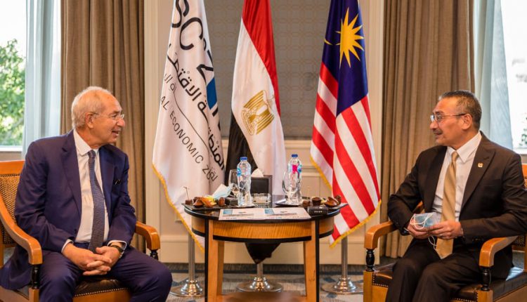 وزير الخارجية الماليزي يبحث فرص الاستثمار مع رئيس اقتصادية قناة السويس