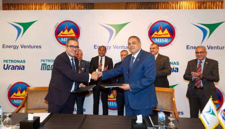 شركة EV للخدمات البترولية ومصر للبترول يوقعان عقد لخلط وتعبئة الزيوت