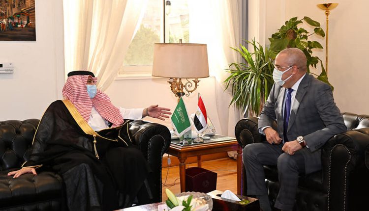 الجزار يبحث مع رئيس مجلس الأعمال السعودي المصري ووزير التجارة فرص التعاون المشترك
