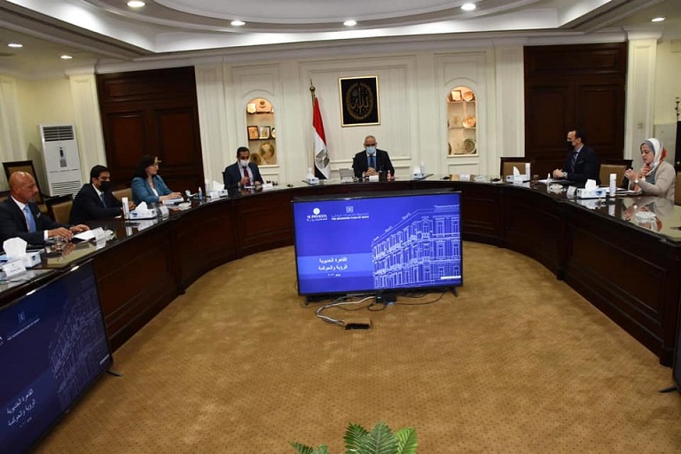 وزير الإسكان يستعرض مقترحات إدارة وتطوير منطقة القاهرة الخديوية