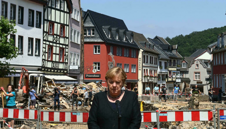 ميركل تتعهد بتخصيص مليارات اليورو لإعادة البناء بعد الفيضانات المدمرة