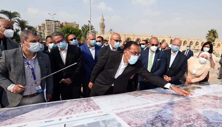 رئيس الوزراء يتفقد مخطط تطوير ساحة مسجد عمرو بن العاص