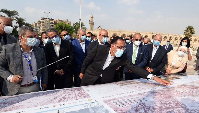 رئيس الوزراء يتفقد مخطط تطوير ساحة مسجد عمرو بن العاص