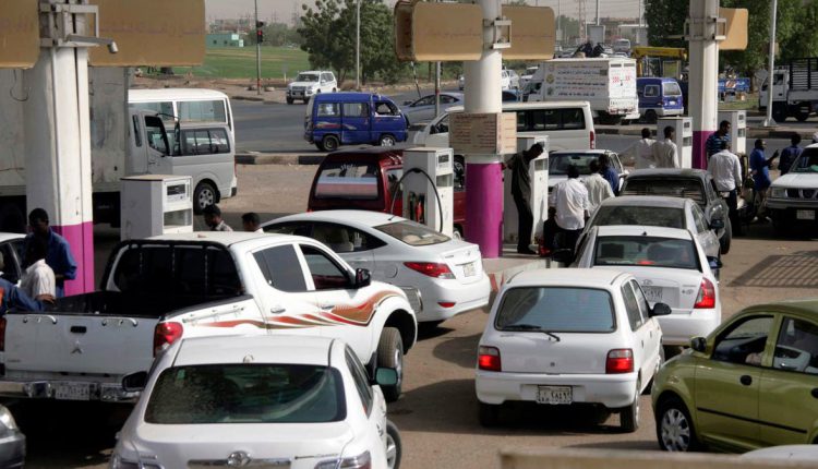 السودان يرفع أسعار الوقود للمرة الأولى بعد رفع الدعم