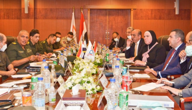 وزيرة التجارة والصناعة تعقد اجتماعا موسعا لاستعراض استراتيجية إنشاء المجمعات المتخصصة