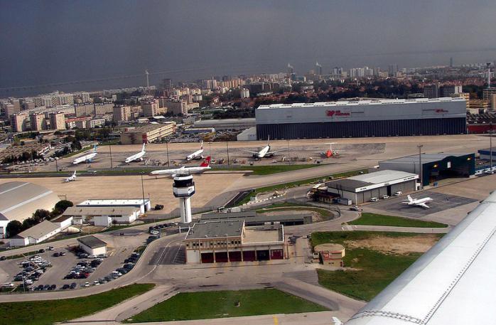 مطار لشبونة