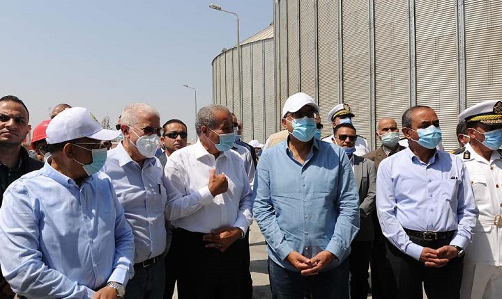 رئيس الوزراء يستهل زيارته للإسماعيلية بتفقد صوامع القمح بمركز أبو صوير