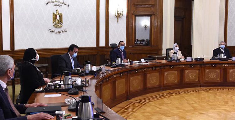 جانب من الاجتماع الذي عقده رئيس الوزراء