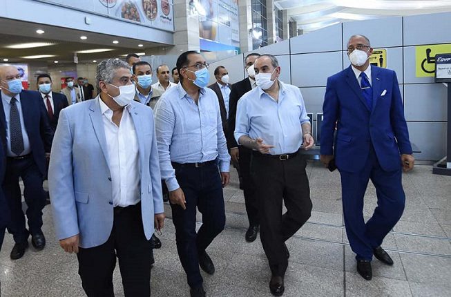رئيس الوزراء يتفقد مطار القاهرة