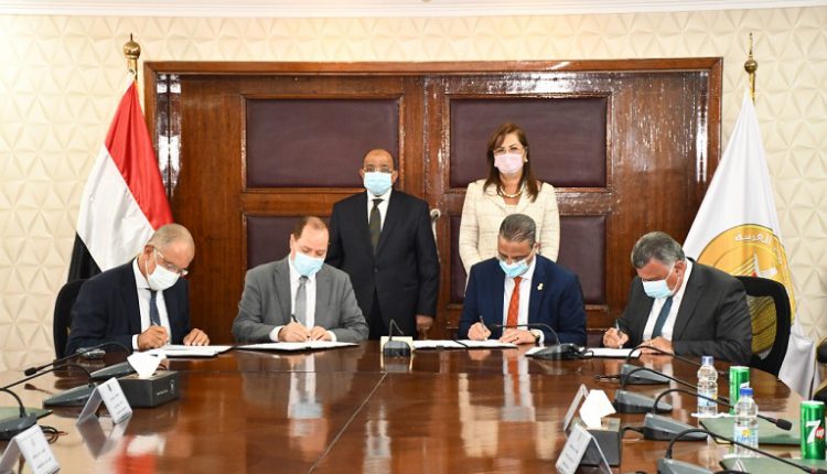وزيرا التخطيط والتنمية المحلية يشهدان توقيع عقد إقامة أول مجمع صناعي بالفيوم