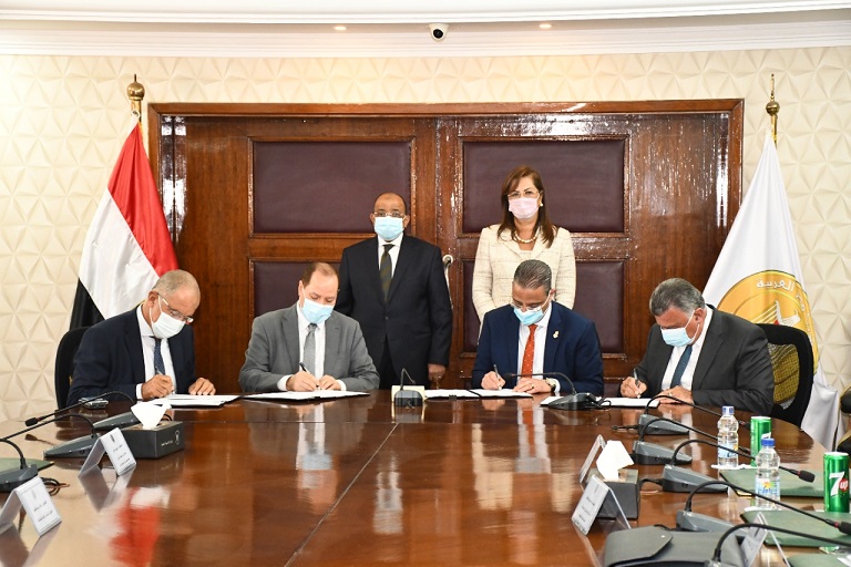 وزيرا التخطيط والتنمية المحلية يشهدان توقيع عقد إقامة أول مجمع صناعي بالفيوم