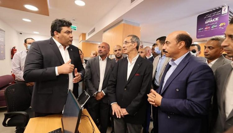 وزير الاتصالات يفتتح مركز خدمة عملاء المصرية للاتصالات بأسوان