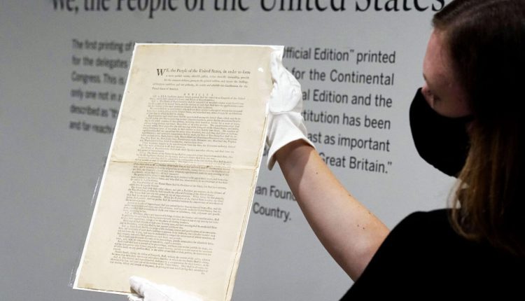 سوذبيز تعرض نسخة نادرة من أول دستور أمريكي مطبوع للبيع تقدر بنحو 20 مليون دولار