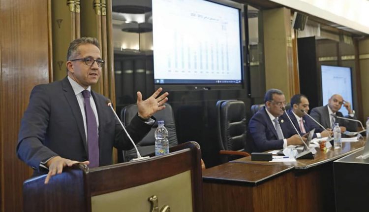 العناني يستعرض استراتيجية وزارة السياحة والآثار في ضوء رؤية مصر 2030
