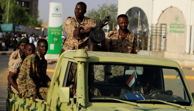 اعتقال أغلب وزراء الحكومة في السودان.. وتأهب بالخرطوم