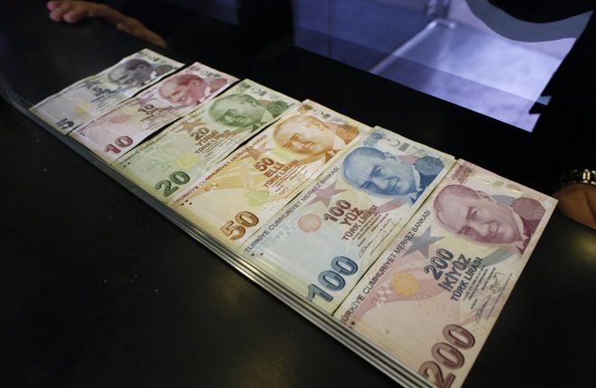 الليرة التركية تهبط إلى مستوى 24.90 مقابل الدولار