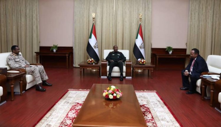 حمدوك والبرهان يوقعان اتفاقا سياسيا في القصر الرئاسي