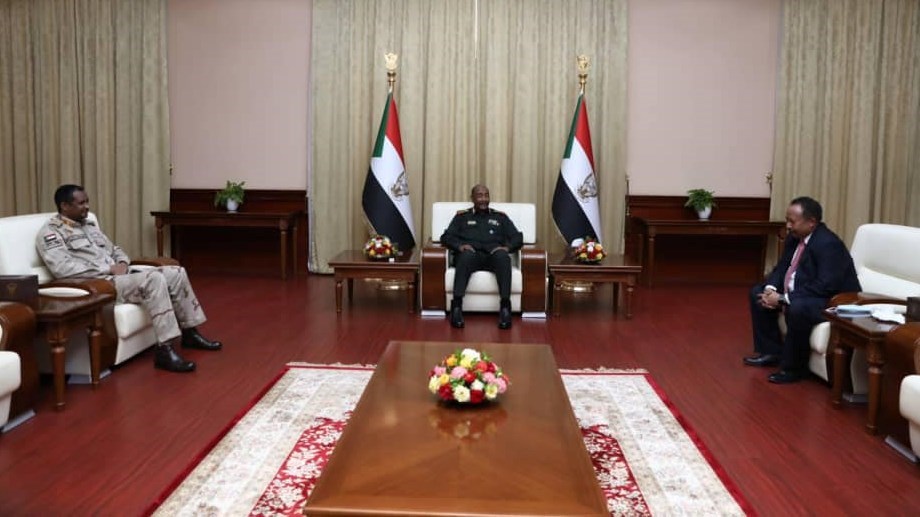 حمدوك والبرهان يوقعان اتفاقا سياسيا في القصر الرئاسي