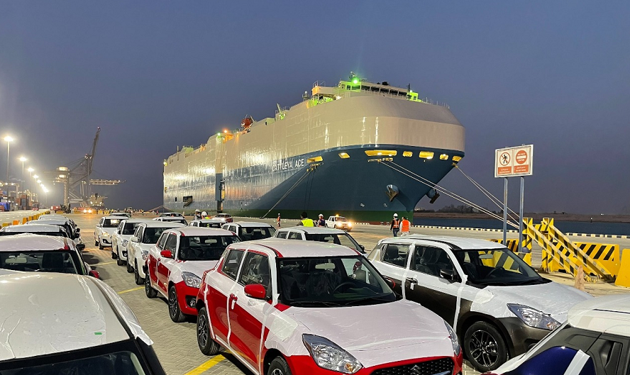 موانئ دبي العالمية تستقبل أول سفينة بضائع للسيارات السيدان