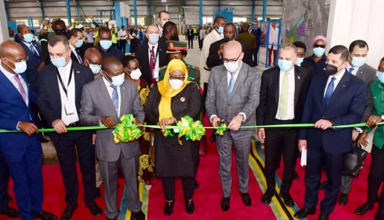 وزير الإسكان ورئيس هيئة الاستثمار يشهدان افتتاح مجمع السويدي الصناعي بتنزانيا