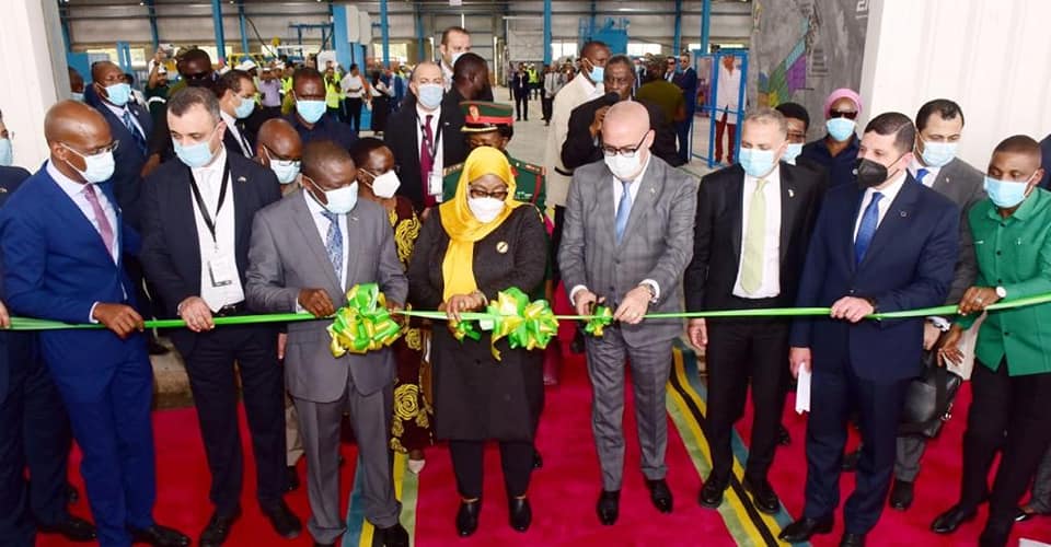 وزير الإسكان ورئيس هيئة الاستثمار يشهدان افتتاح مجمع السويدي الصناعي بتنزانيا