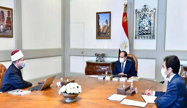 الرئيس السيسي ووزير الأوقاف خلال الاجتماع
