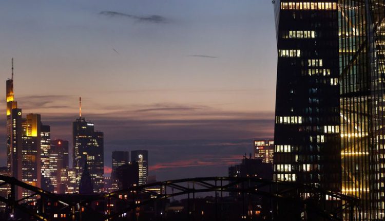 المركزي الأوروبي يحث البنوك على التعامل بجدية مع المخاطر الاقتصادية الوشيكة