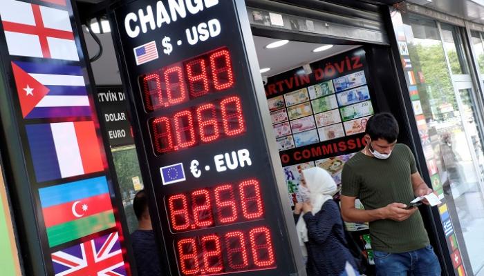 الليرة التركية تعمق خسائرها وتلامس 15.44 مقابل الدولار