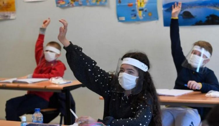 بريطانيا تفرض ارتداء الكمامات على طلاب المدارس بسبب أوميكرون