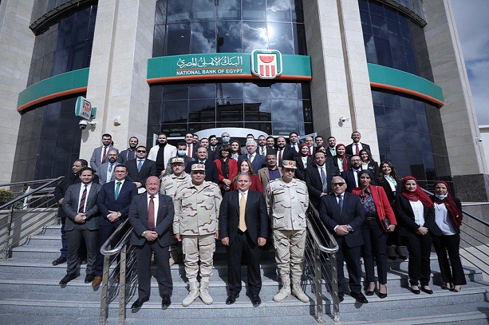 اللواء إيهاب الفار رئيس الهيئة الهندسية للقوات المسلحة مع قيادات البنك في أثناء افتتاح الفرع
