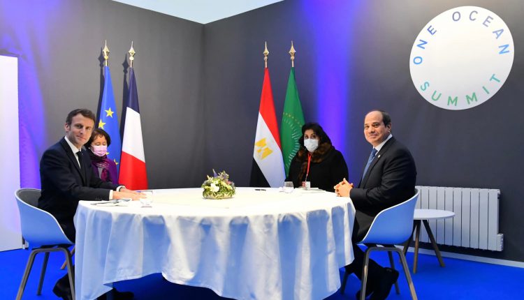 الرئيس السيسي يبحث مع نظيره الفرنسي ماكرون العلاقات الثنائية الاستراتيجية بين البلدين