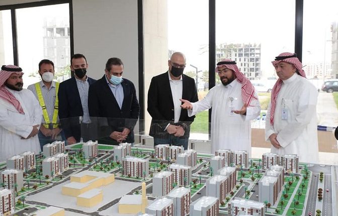 وزير الإسكان خلال زيارته إلى السعودية